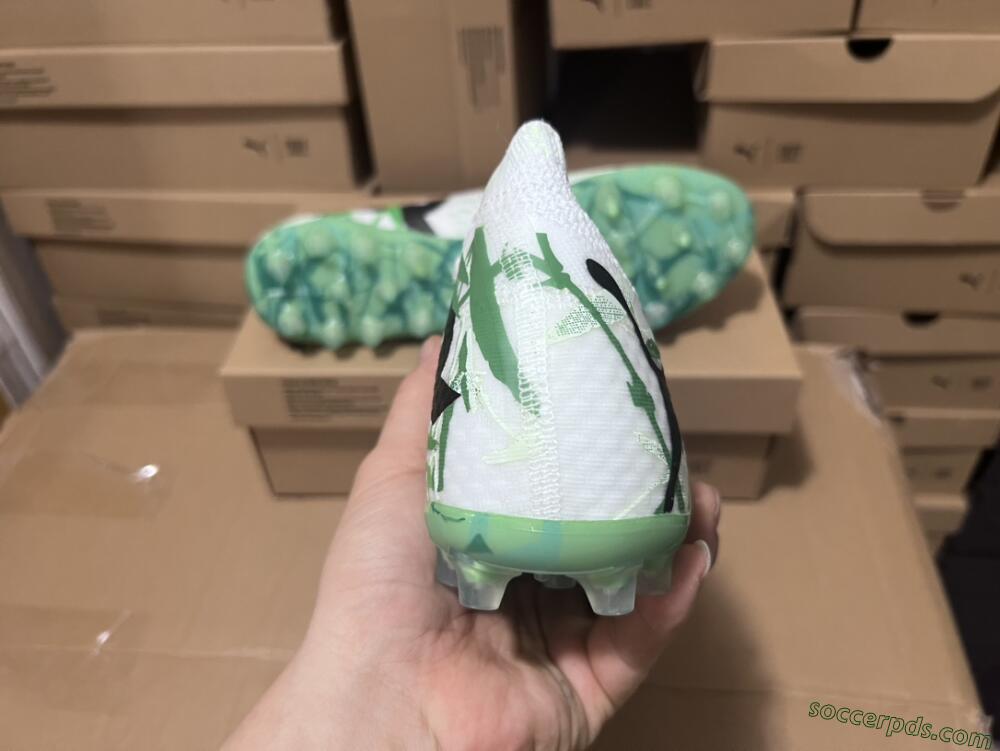 Puma Future Ultimate MG Low-Tops Football Boots - White/Black/Green