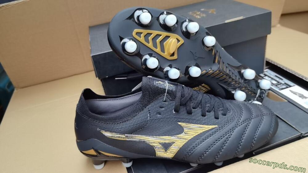 Mizuno Morelia Neo 3 FG Low-Tops Football Boots - Black/Gold