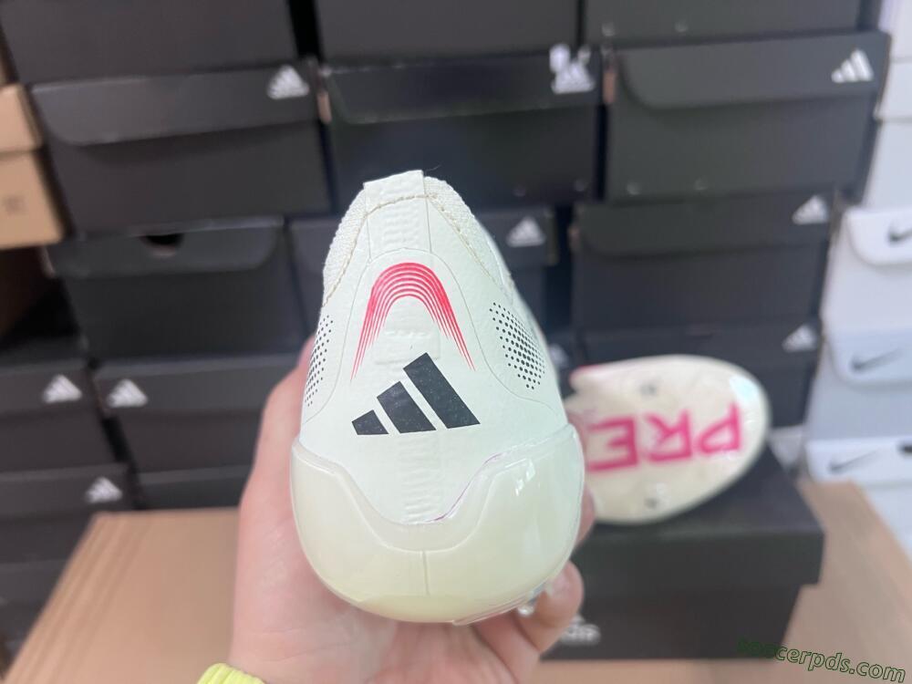 Adidas Predator Elite Laceless FG Low-Tops Football Boots - Beige/Red/Black