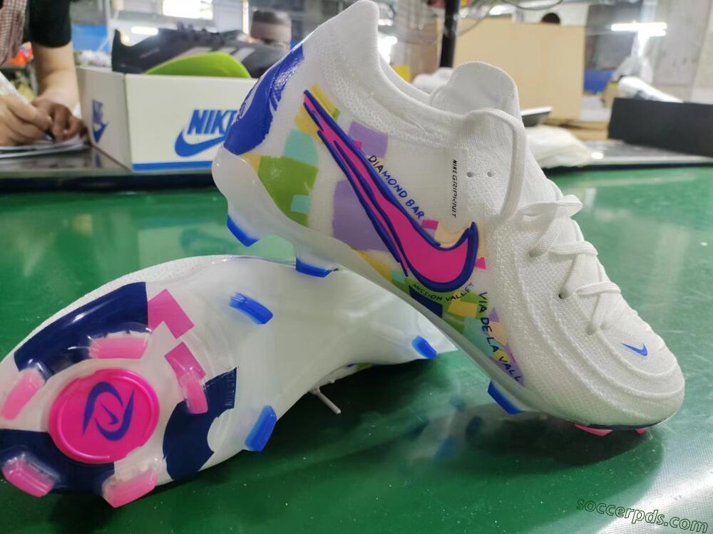Nike Phantom Luna Elite NU FG Low-Tops Football Boots - Beige/Blue/Yellow/Pink