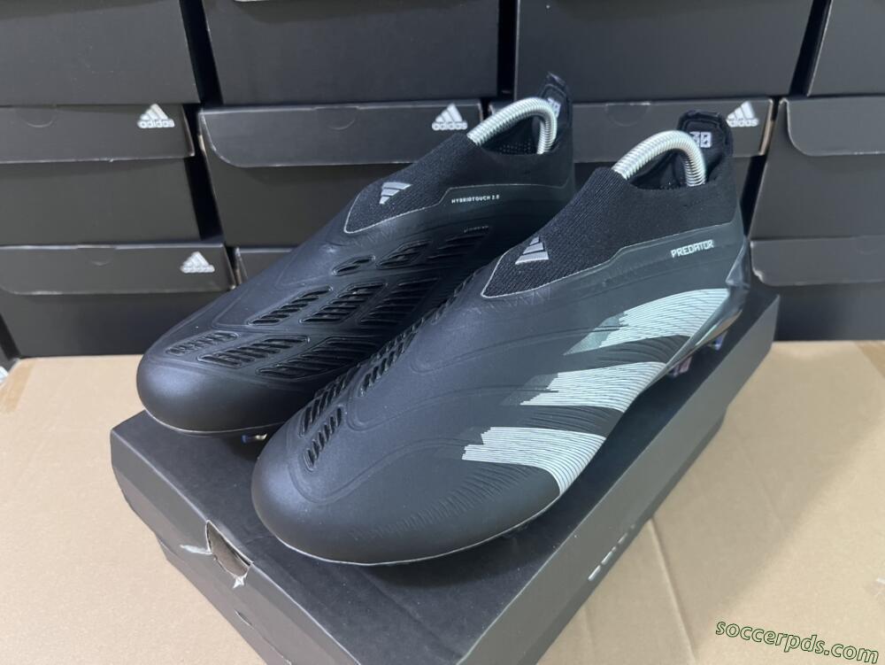 Adidas Predator Accuracy+ Laceless FG Low-Tops Football Boots - Black/Silver