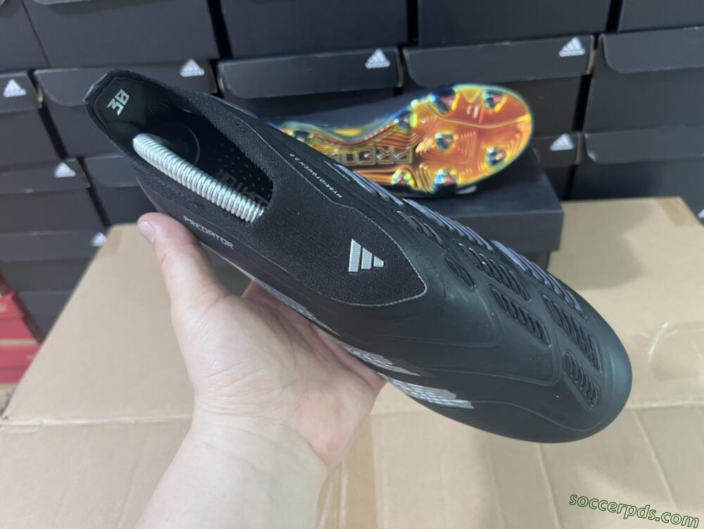 Adidas Predator Accuracy+ Laceless FG Low-Tops Football Boots - Black/Silver