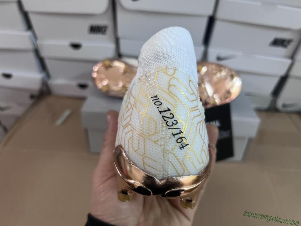 Nike Phantom GX Elite United Golden Pack FG Low-Tops Football Boots - White/Metallic Gold/Black