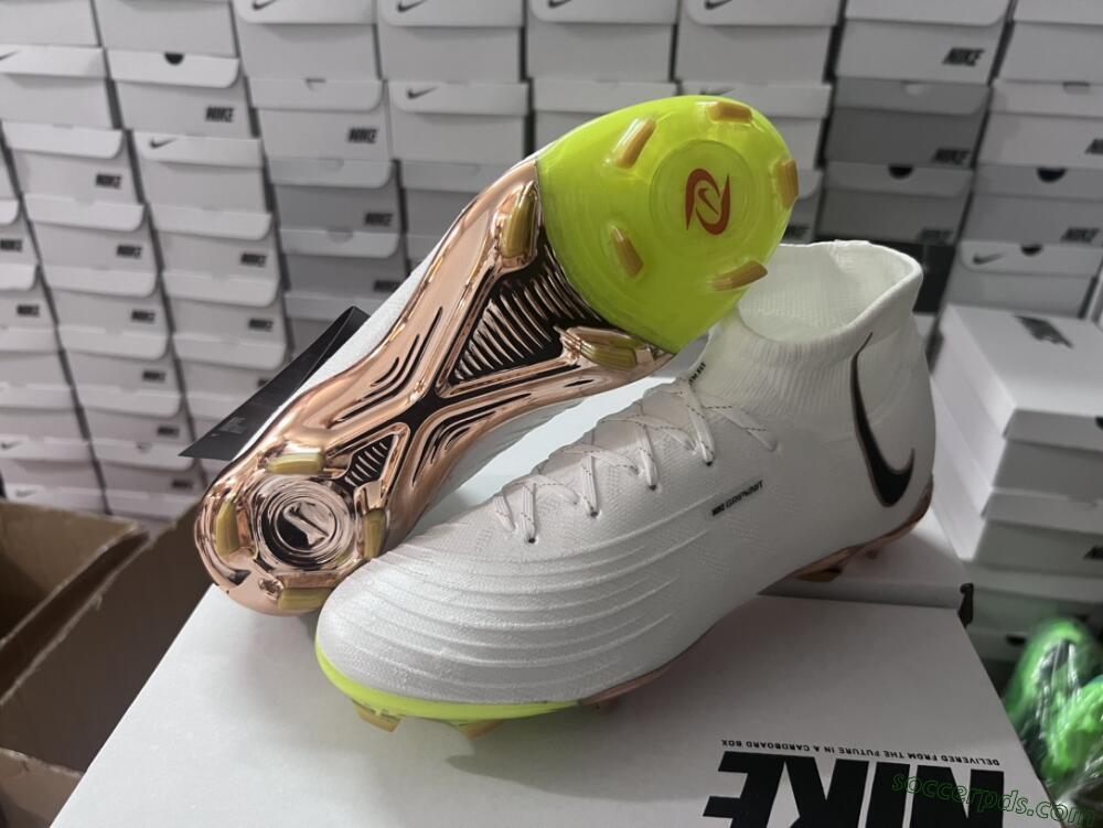 Nike Phantom Luna Elite NU FG High-Tops Football Boots - White/Black/Gold