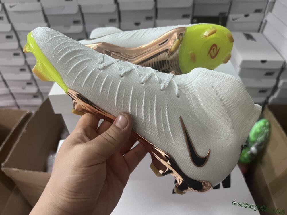 Nike Phantom Luna Elite NU FG High-Tops Football Boots - White/Black/Gold
