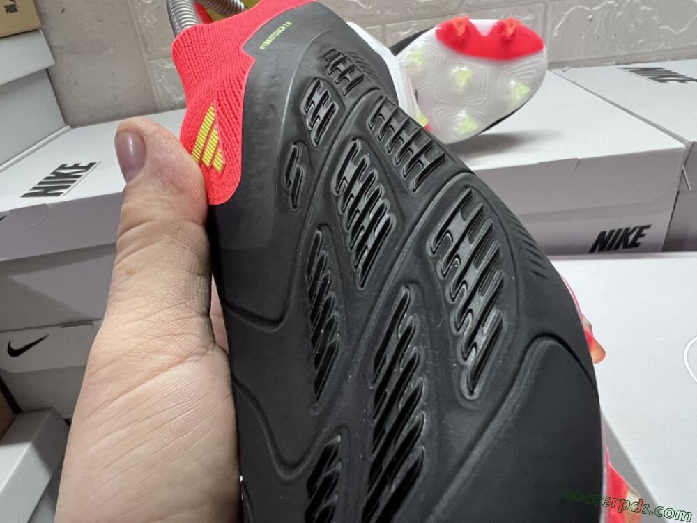 Adidas Predator Elite Laceless FG Low-Tops Football Boots - Black/White/Red