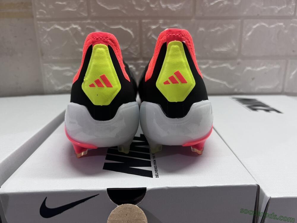 Adidas Predator Elite Laceless FG Low-Tops Football Boots - Black/White/Red