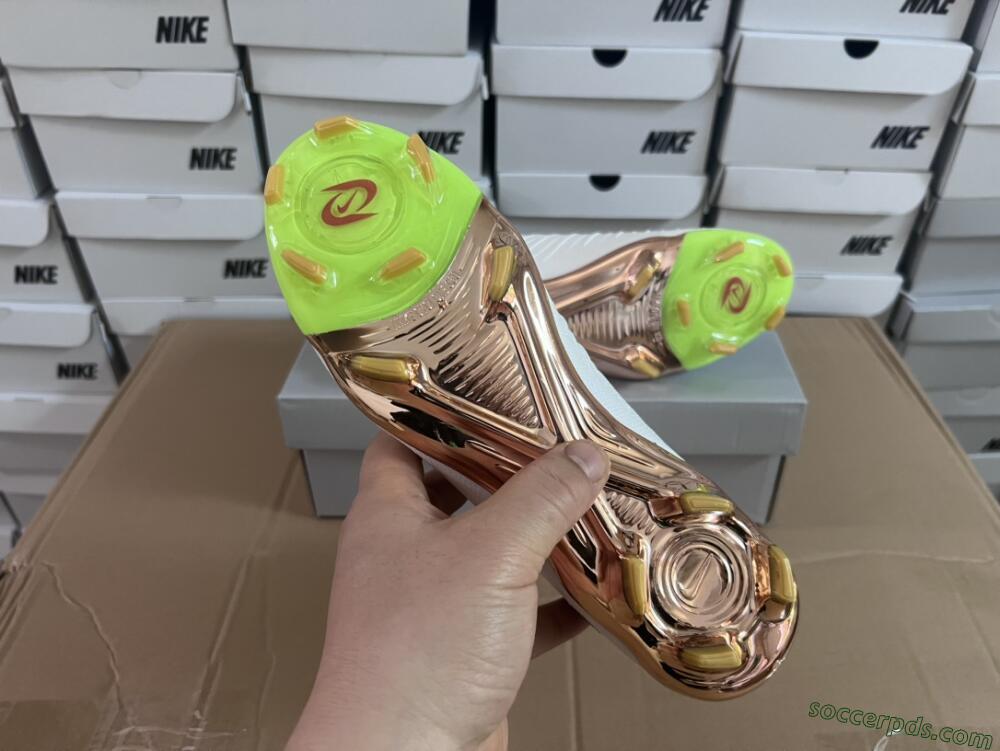 Nike Phantom Luna Elite NU FG High-Tops Football Boots - White/Gold/Black