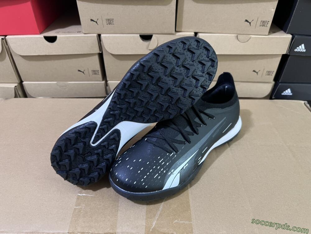 Puma Ultra Ultimate TF Low-Tops Football Shoes - Black/White