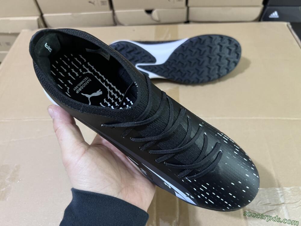 Puma Ultra Ultimate TF Low-Tops Football Shoes - Black/White