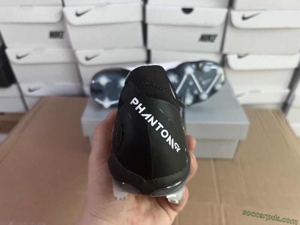 Nike Phantom Luna Elite AG Low-Tops Football Boots - White/Black/Gold
