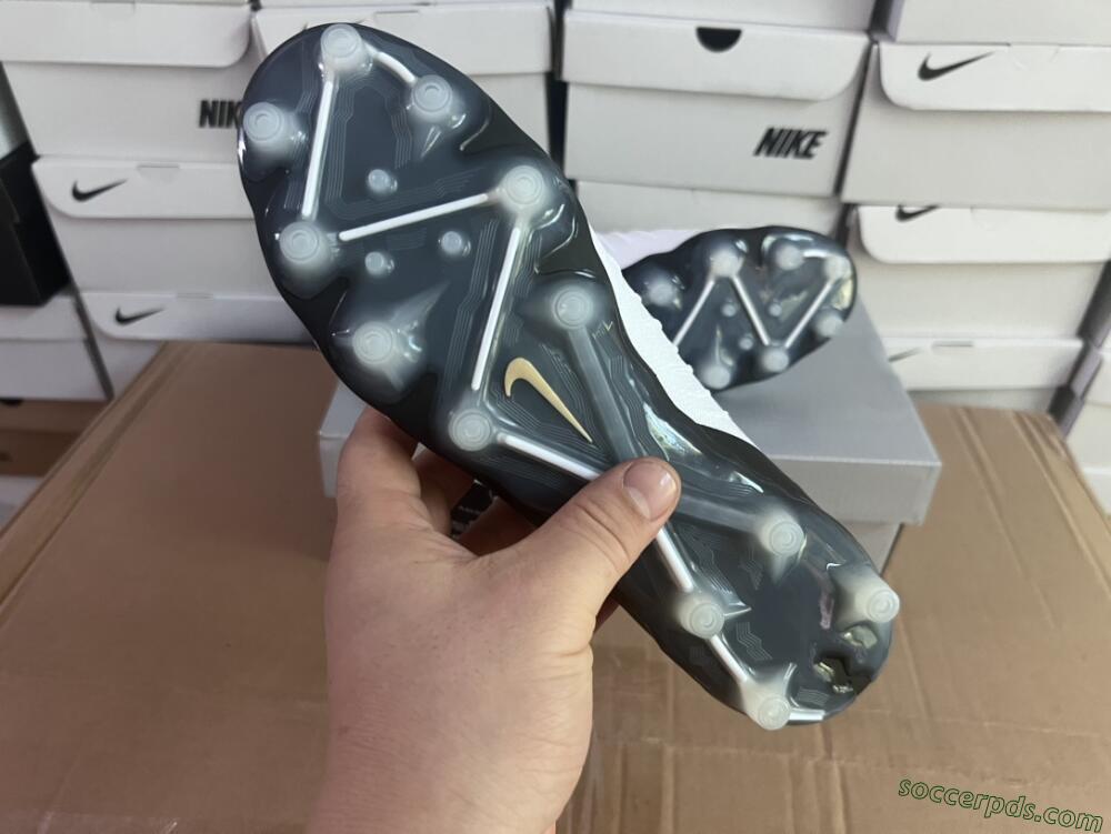 Nike Phantom Luna Elite AG Low-Tops Football Boots - White/Black/Gold